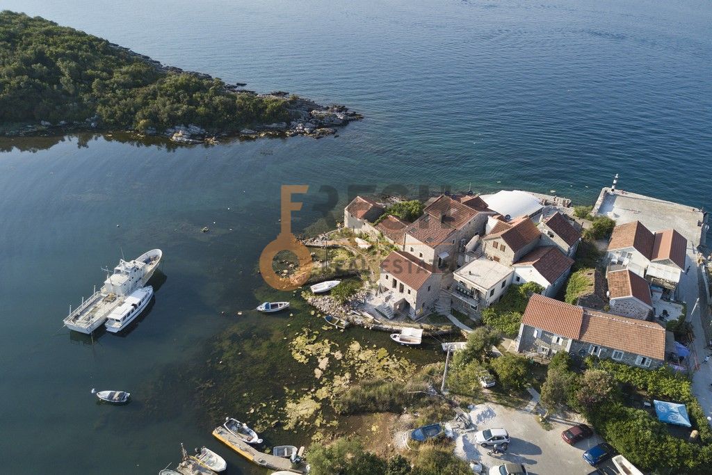 Villa on the sea coast, 400m2, Bjelila - Tivat, for sale