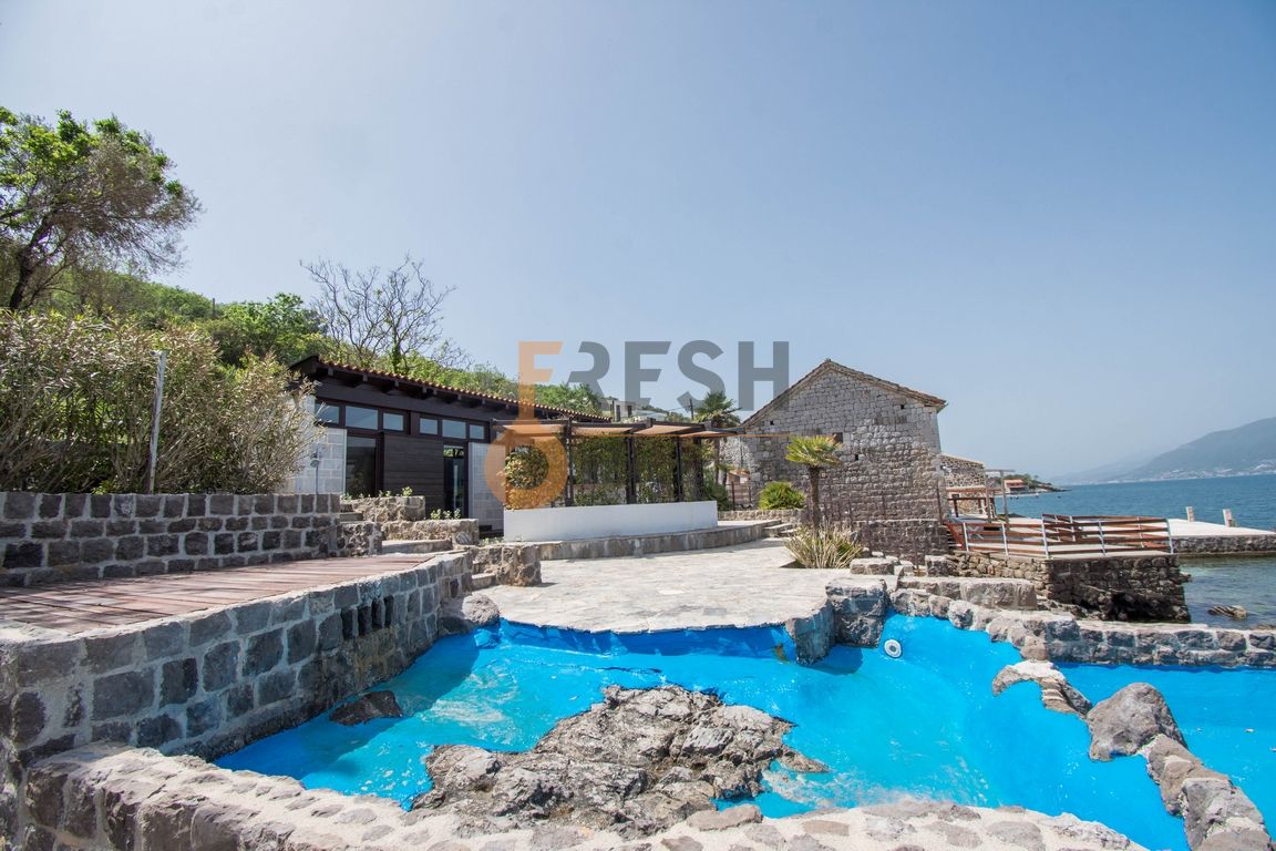 Exclusive villa on the on the seaside 517m2 with yard of 2226m2, Tivat, For sale
