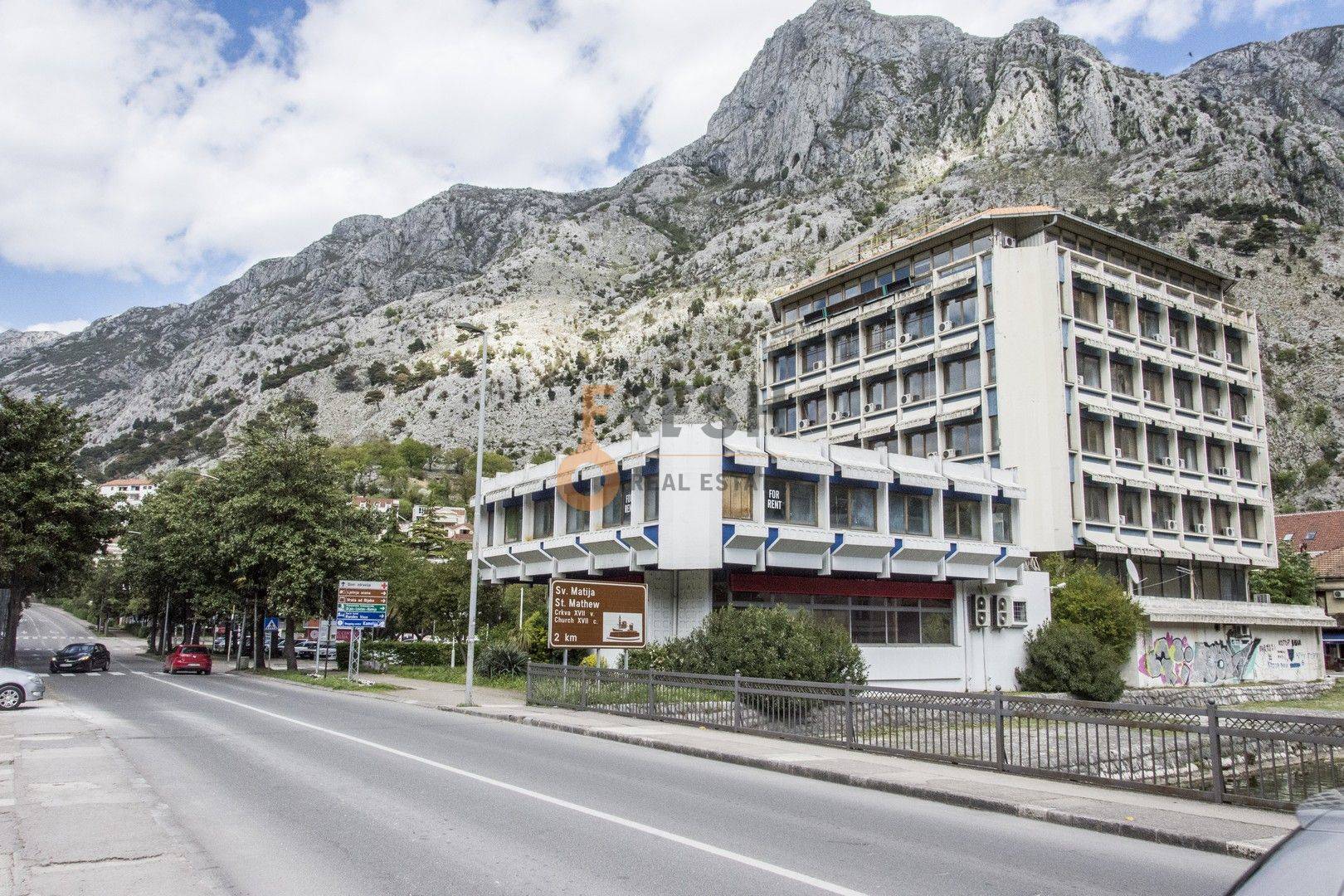 Objekat površine 3800m2, idealan za hotel, Kotor, Prodaja - 1