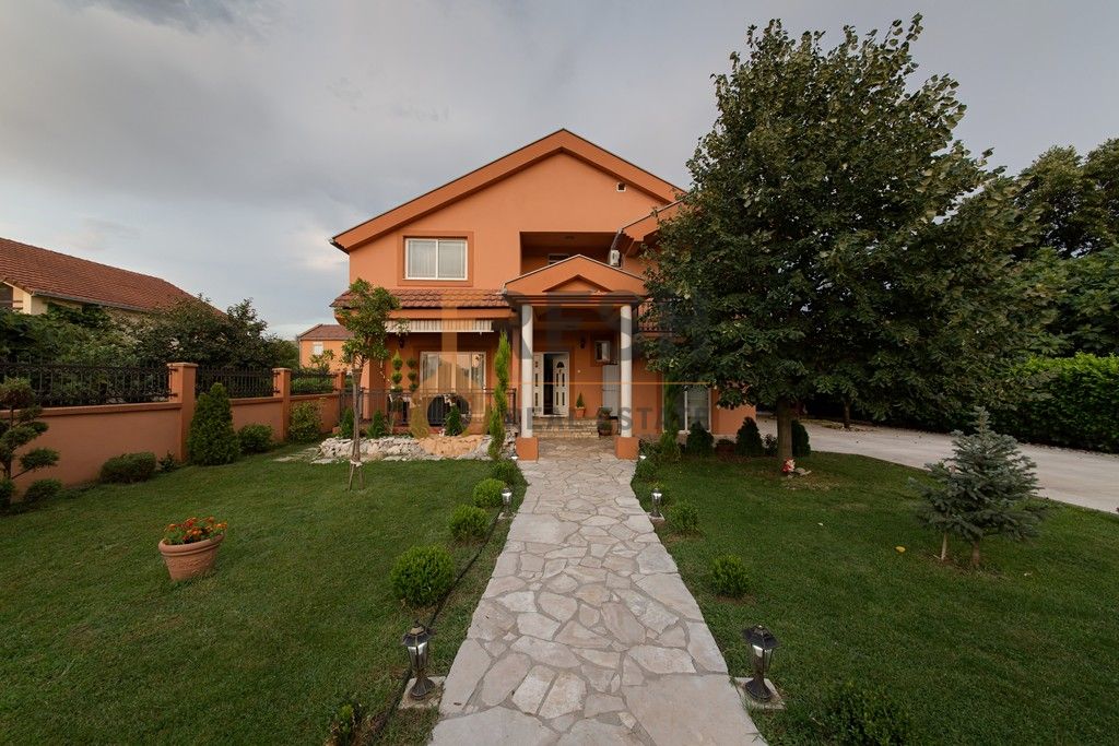 Kuća, 200m2, Donja Gorica, Izdavanje - 1