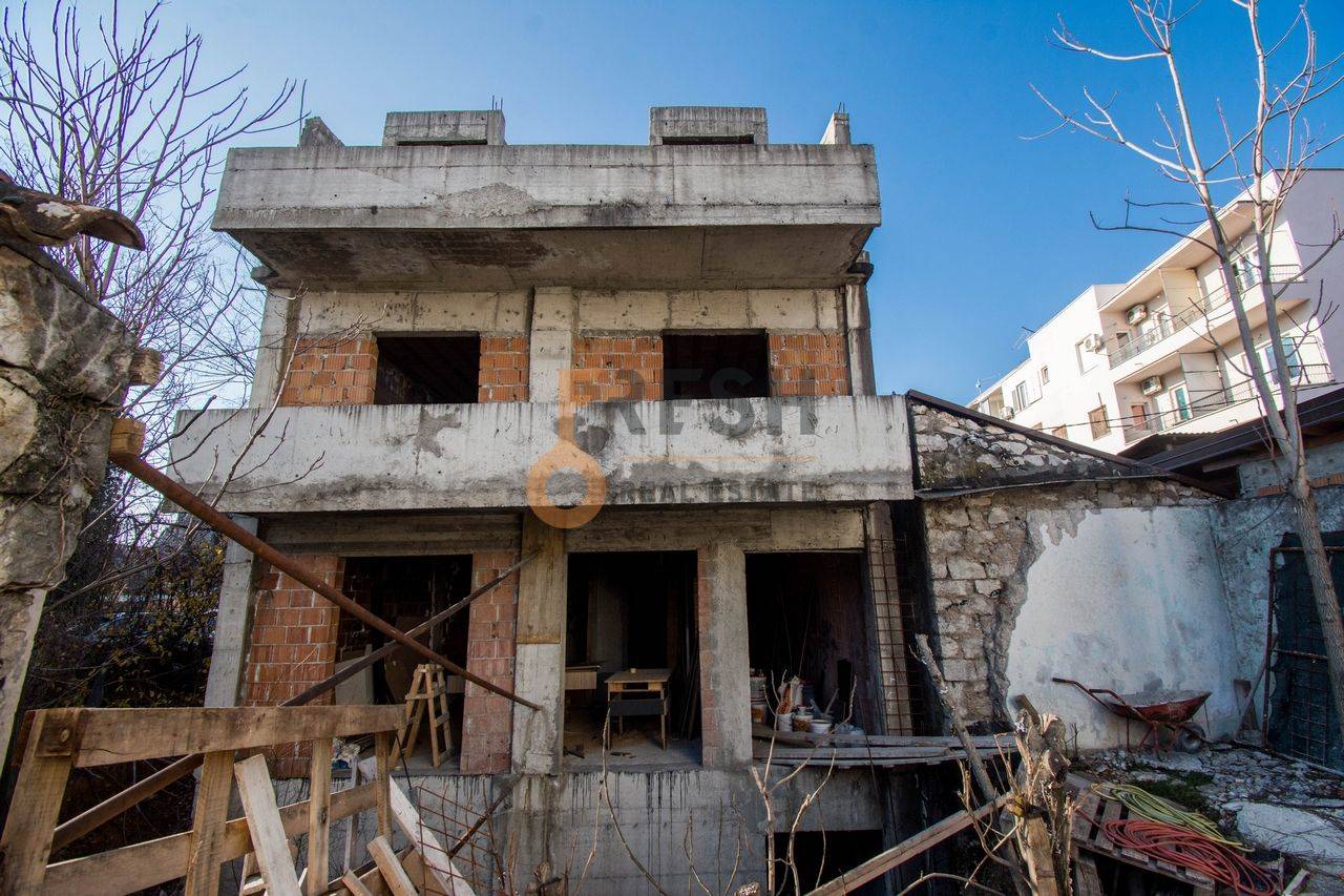 Poslovni prostor 300m2 na placu od 400m2, Centar, prodaja - 1 Poslovni prostor 300m2 na placu od 400m2, Centar, prodaja - 1