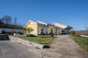 Kuća, 250m2 na placu 18000m2, Komani, Izdavanje 1